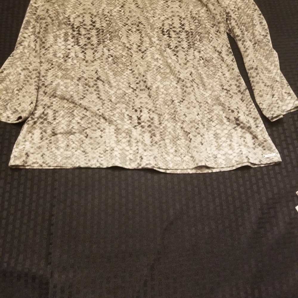 Tahari blouse - Picture 3 of 5